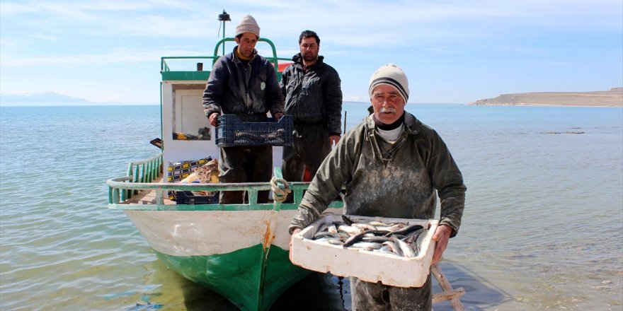 Van Gölü'ndeki balıkçılara bin lira destek