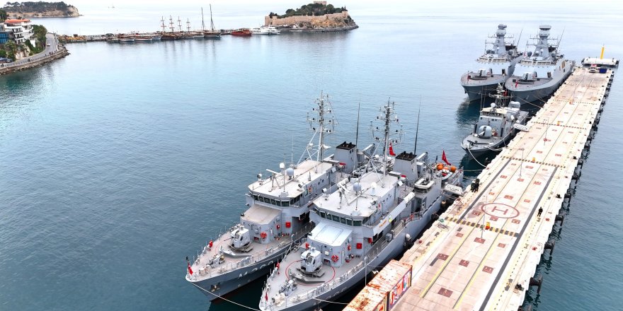 Türk Donanması'nın Gururu Olan Savaş Gemileri Kuşadası'nda