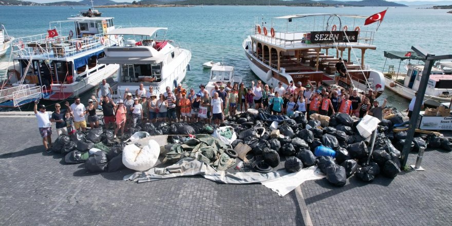 Ayvalık Adalarında Mültecilerden Geriye Kalan 7 Bot Enkazı Çıkarıldı