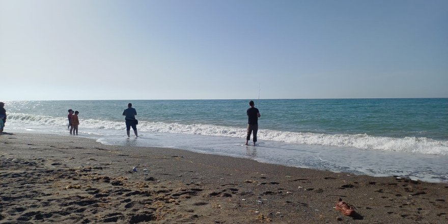 Karadeniz'de Denize Girmek Yasaklandı, Sahiller Balıkçılara Kaldı