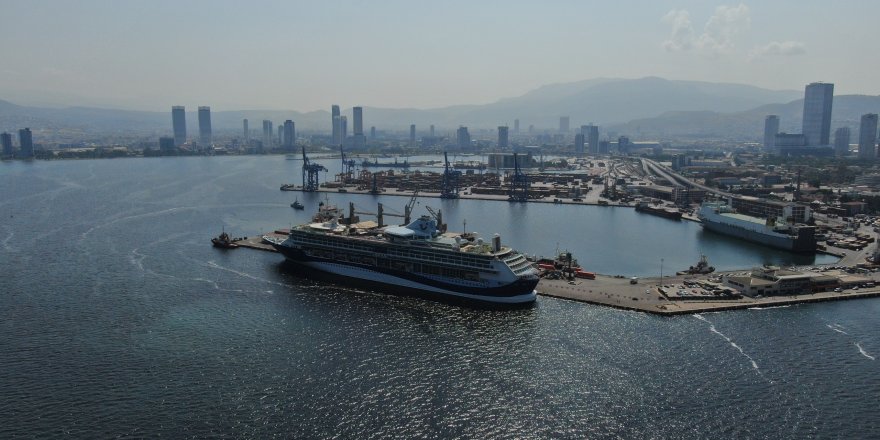 İzmir’de Kruvaziyer Bereketi: Bin 800 Kişilik Gemi Limana Yanaştı