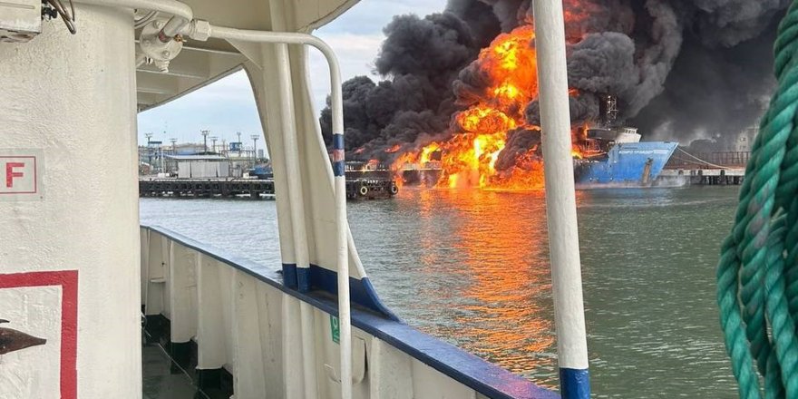 Ukrayna, Rusya’ya Ait Yakıt Tankı Taşıyan Feribotu Vurdu