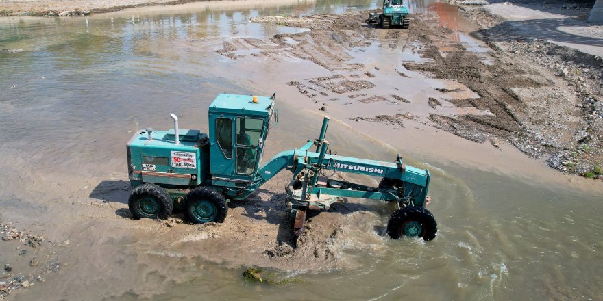 Yosun İstilasındaki Seyhan Nehri Temizleniyor