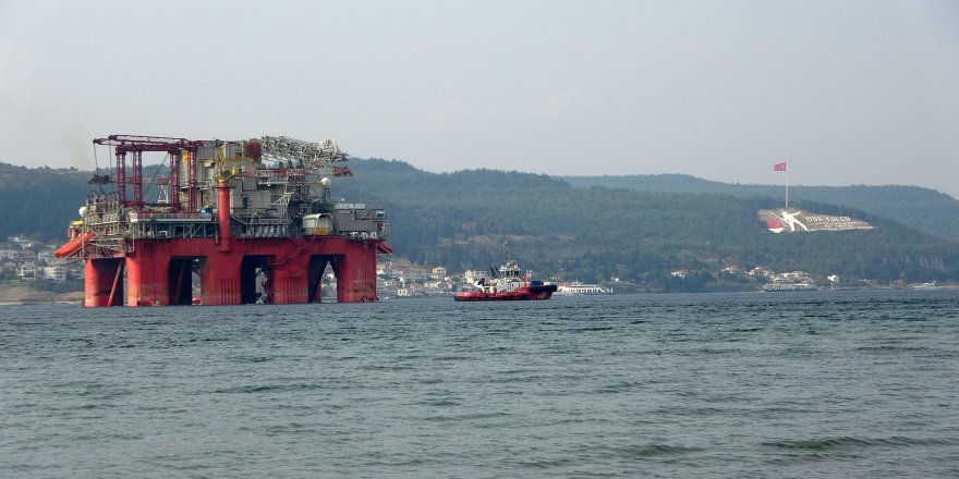 ‘Transocean Barents' Petrol Platformu Çanakkale Boğazı'ndan Geçti