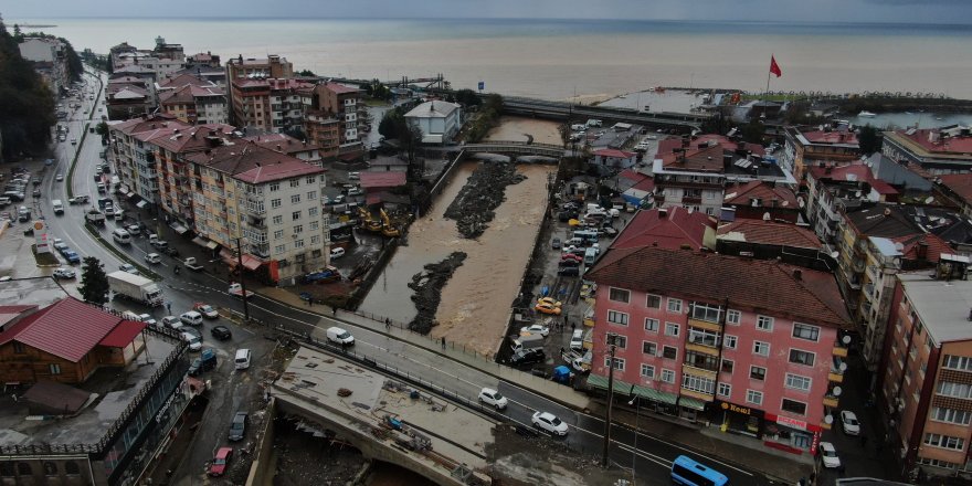 Rize'de Yoğun Yağışın Ardından Derelerin Getirdiği Çamur Denizin Rengini Değiştirdi