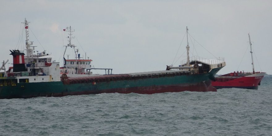 Zonguldak'ta Yük Gemileri Denizde Adeta Beşik Gibi Sallandı