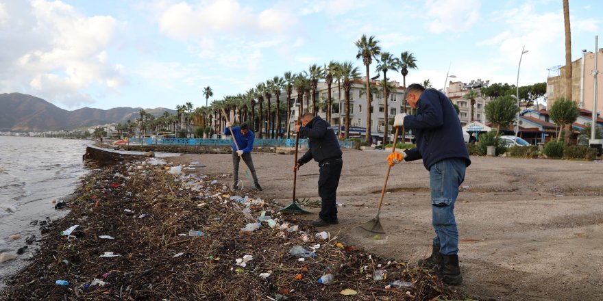 Marmaris’te Fırtına Sonrası Sahilde Temizlik Yapıldı