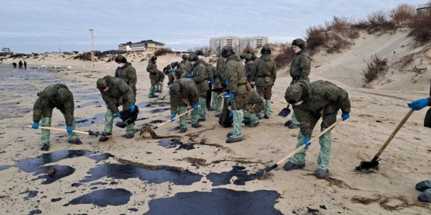 Kerç Boğazı'nda İkiye Ayrılan Petrol Tankeri Çevre Felaketine Neden Oldu