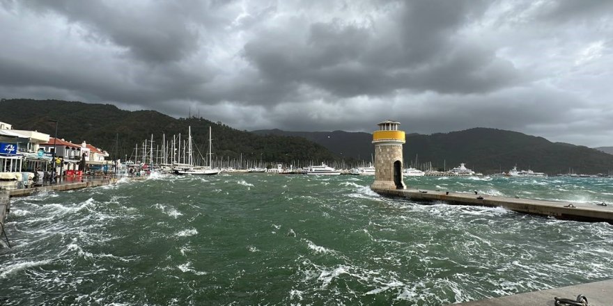 Marmaris'te Lodos ve Sağanak Yağış Denizin Rengini Değiştirdi