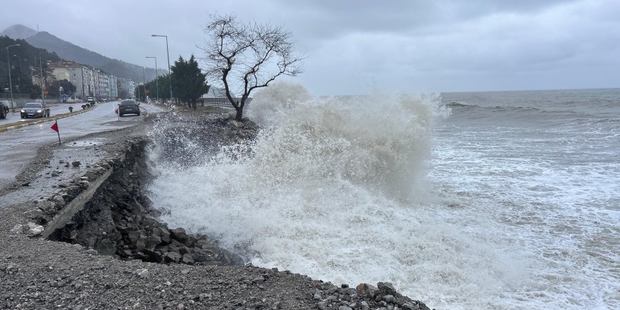 Karadeniz’deki Dev Dalgalar, Sahil Yoluna Zarar Verdi