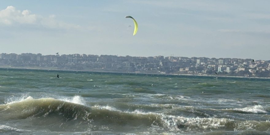 Büyükçekmece'de Lodos Etkisi: Dalgalar Arasında Sörf Yaptı