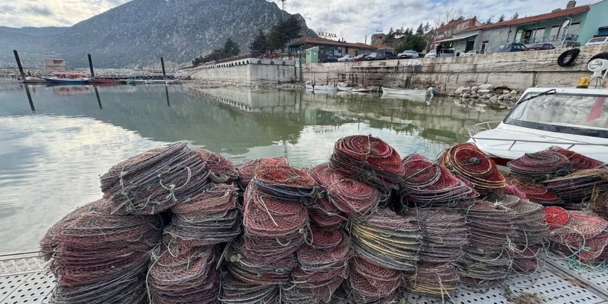 Eğirdir Gölü'nde 1 Haftada Kaçak Avlanan Bin Kerevit Sepeti Ele Geçirildi