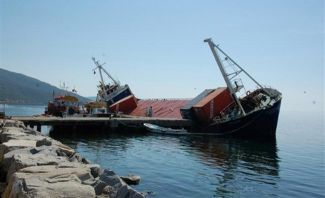 Erdek'te batık gemi tehlike saçıyor