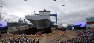 HMS Queen Elizabeth, törenle indirildi