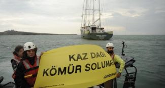 "Rainbow Warrior" Karabiga'ya demir attı