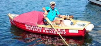 Nükleer santrallere tepki için Karadeniz'de kürek çekiyor