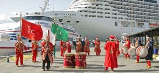 "MSC FANTASIA" Marmaris'e demir attı