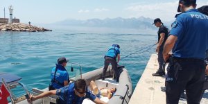 Balık Tutarken Kayalıklardan Düşen Genci Deniz Polisi Kurtardı