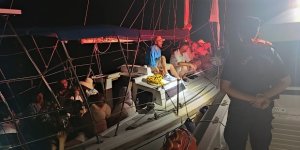 Yelkenli Teknede 13 Düzensiz Göçmen Yakalandı