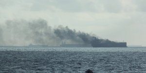 Singapur Açıklarında İki Petrol Tankeri Yandı