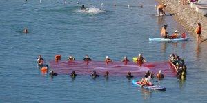 Antalya'da Dalgıçlar Denizde Dev Türk Bayrağı Açtı