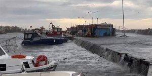 Şiddetli Lodos Nedeniyle İstanbul'da Deniz Taştı, Tekneler Zarar Gördü