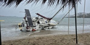 Bodrum'da Fırtına ve Yağış Etkili Oldu, Yelkenli Tekne Karaya Vurdu