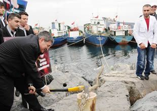 Çevreciler geminin halatını kesti