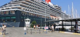 Bermuda bayraklı 'Queen Victoria' bin 982 Bodrum'a yanaştı