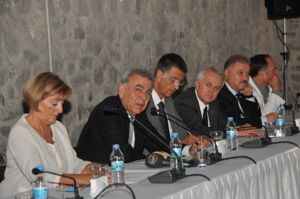 izmir-ekonomik-kalkinma-koordinasyon-kurulu-iekk-uc-yasinda-iha-20120914aw000352-4-t.jpg